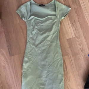 Klänning  - Klänning, aldrig använd. Skriv för fler bilder