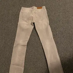 Ljusgrå raka jeans från tiger of sweden. Lågmidja! Fint skick. Storlek 38 men passar även 36. Säljer pga av att de blivit för små. Köpta för 1600kr. 