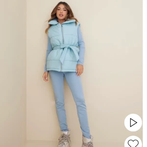 Blå väst jacka - Helt ny blå väst, köpte den för 1 vecka sedan och var för snabb med att rycka bort lappen så nu kan jag tyvärr inte skicka tillbaka den.. tyckte inte den passade mig så därför säljes den. 