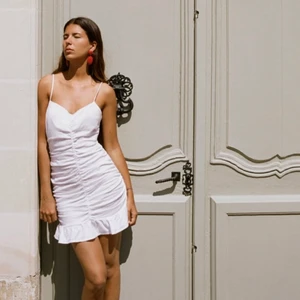 vit klänning - jättefin vit klänning🤍aldrig använd med lapp kvar. nypris 399kr. 