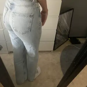 Säljer mina absoluta favorit jeans då de börjar bli för små, kontakta mig vid intresse så kan ja skicka fler bilder! 