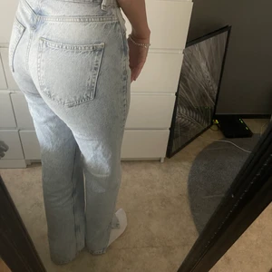 Ljusblå jeans från ginatricot, strl 32 - Säljer mina absoluta favorit jeans då de börjar bli för små, kontakta mig vid intresse så kan ja skicka fler bilder! 