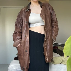 Brun läderjacka strl 38 - Säljer denna rejäla bruna läderjacka, oanvänd från sellpy. Så najs nu till hösten/vintern! 400kr + 66kr spårbar frakt 😊