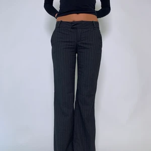 Kostymbyxor  - Kostymbyxor från Zara. Storlek 34 men är absolut en 32. Midjemått tvärs över 36 cm o innerben 83. Man kan förlänga dem med ca fyra cm