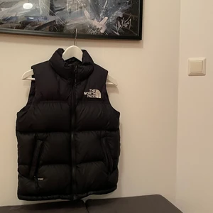 The north face väst (fint skick) - Tja! Säljer nu min the north face väst då jag har växt ur den. Väldigt skön väst att ha på våren, hösten och funkar definitivt vinter dagar. Nypris 1800kr. Tveka inte på att höra av dig om du har någon fråga angående västen! // Filip 