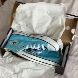 Helt oanvända converse - Skitsnygga converse till hösten. En liten defekt sista bilden. Därav låga priset.  Storlek 40