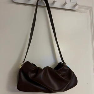 Brun väska  - Brun väska med gulddetaljer. Aldrig använd. Köpt i Spanien. 