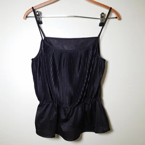 Linne - Lite transparant (se sista bilden) linne med resår, i svart. Ingen storleksmärkning men bör passa M🌿