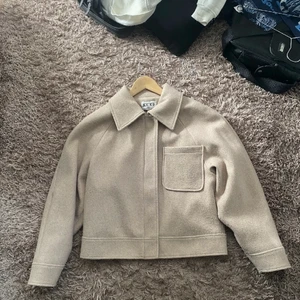 Nakd kappa  - Jätte fin i beige nu till hösten 