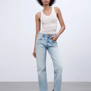 De populära slutsålda zara jeansen i storlek 38 och ljusblå färg. Bilderna är från hemsidan förutom den sista. Knappt använda pga för liten storlek. Rekommenderar dessa till någon med storlek 36 i byxor!