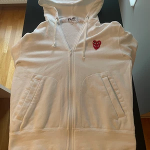Commes des garçons Zip hoodie - Zip hoodie. Hyfsat oanvänd. Strl:S passar även XS Nypris: 3000