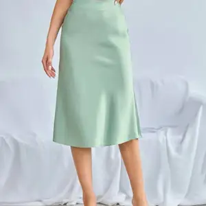 Satin liknande kjol i mintgrön, storleken är 34/xs. Materialet är inte stretchigt 