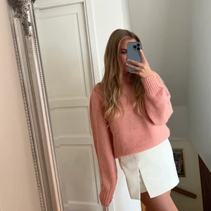 & other stories stickad tröja - Såå mysig stickad tröja i en fin rosa färg, knappt använd💗💗