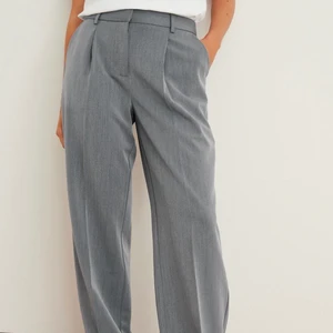 Kostymbyxor  - Gråa kostymbyxor ifrån NA-KD i storlek 34. Aldrig använda 