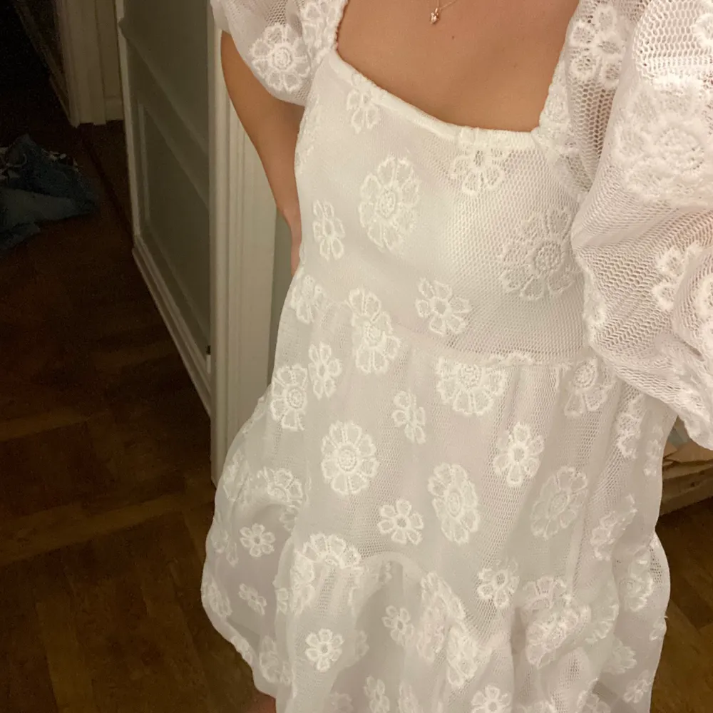 Supersöt vit blommig klänning i spets från asos, aldrig använd 💕tyckt inte på köpt direkt!. Klänningar.