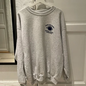 Vintage sweetshirt  - Säljer denna magiska vintage sweetshirt med tryck i fram och en i bak! Den är i super bra skick. Storlek är XL large / Large