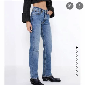 Lågmidjade jeans från Zara strl 40 - Utsålda blåa jeans från Zara. Använda endast tre gången pga för liten storlek. Storleken passar både 40 och 38. 