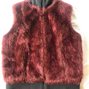 Vintage faux fur väst. Köpt second hand och är extremt snygg. Två fickor fram