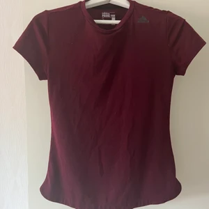 Adidas T-shirt - Tischa från adidas som inte säljs längre. Strl S, figurnära. Pris: 60kr + frakt💓😋