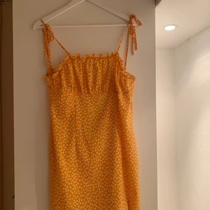 Gul kortklänning  - Denna supergulliga sommarklänningen är endast använd ett fåtal gånger. Den sitter väldigt fint på kroppen. Passar perfekt till sommaren.   Jag kan både mötas upp och posta den men köparen står då för frakten. 