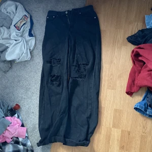 black jeans size m - dom ör vädligt långa men man kan vika upp dom