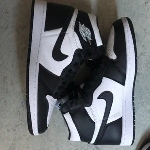 Svart vita Jordan 1 high - Jordan 1s, svart vita, AA-kopior, nedkommer med ett par vita skosnören, utan kvitto och låda. Vanlig frakt blir 99+ och med spårbar så blir det extra 99+ kr