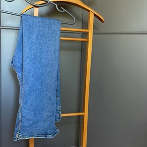 Supersnygga bootcut jeans från Ginatricot! - Perfect Gina jeans, blåa bootcut med slits, nästan helt oanvända jeans i bra skick