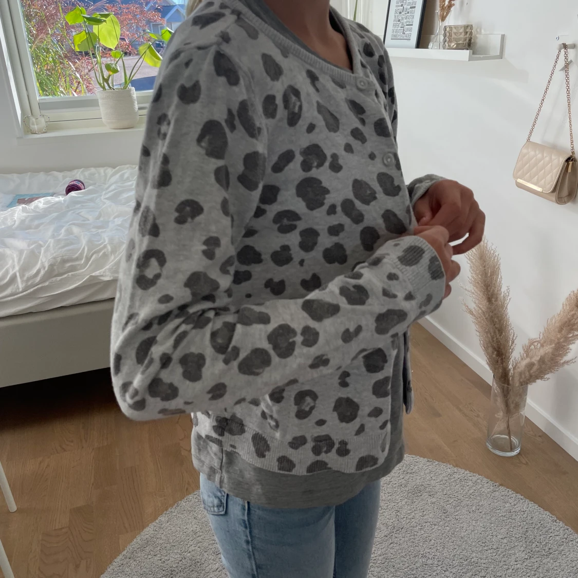 Grå mästrad kofta  - 90