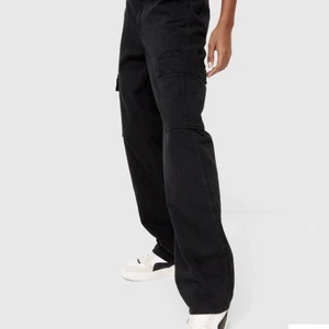 Stradivarius cargo byxor  - Storlek 38 på båda! har ej bilder på då dom har blivit för små tyvärr men är i ny skick! kan säljas tillsammans för 400, nypris 700 för båda. styckvis 230kr