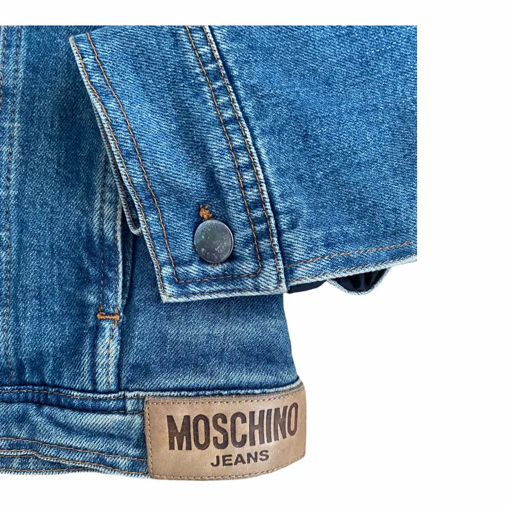 Moschino 90’s vintage dam jeans jacka 💙  Pris: 799kr  Stl: 40/M/L Bredd 44cm Längd 55cm  Kontakta mig för mer info 😀. Jackor.