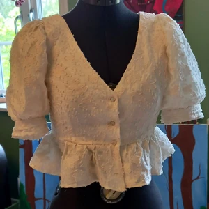 Gullig vit blus storlek s - Super gullig vit blus med blomdetaljer och puff ärmar, storlek s, nästan aldrig använd så i mycket bra skick, pris 45kr, frakten tillkommer alltså 45+66kr🤍