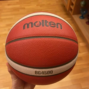 Basketboll - Molten BG4500 - Min gamla basketboll, införskaffades för cirka ett år sedan så den är fortfarande väldigt ny. Den är i gott skick utan några skråmor eller liknande och har använts en del så den fungerar bra som matchboll.