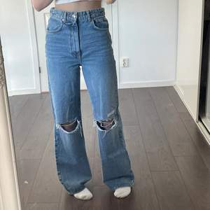 Idun wide jeans från Gina Tricot i toppskick som endast använts en gång. Innerbenslångd: 84cm 💕Om du har frågor elr vill ha fler bilder så är de bara o skriva💕