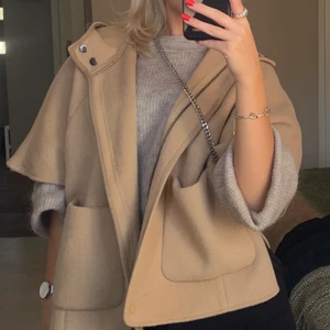 Kappa - Kort kappa köpt på zara! Jätte fin och i bra skick!💞