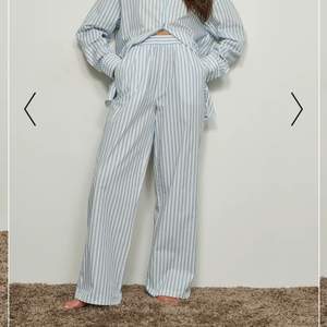 Säljer dessa randiga pyjamasbyxor från NA-KD. De är i fint skick utan några tydliga defekter. Storlek S. 250kr + frakt. Skriv privat vid intresse 🤍