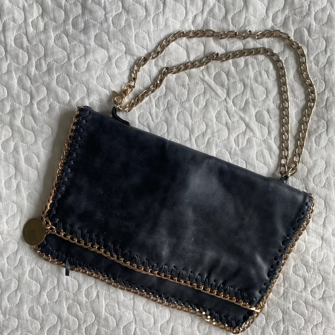 Svart väska med kedjor