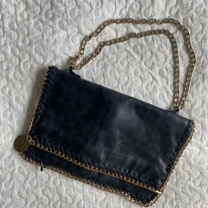 Svart väska med kedjor - Svart väska med kedjor, kommer inte ihåg varifrån. 