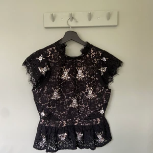 Sött linne med paljetter - Linne med fina paljetter. Utsvängd ner mot midjan. 