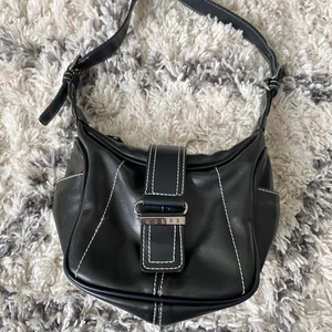 Handväska - Lägger ut igen pågrund av att förra köparen ångra sig! Kom privat för fler bilder🌸