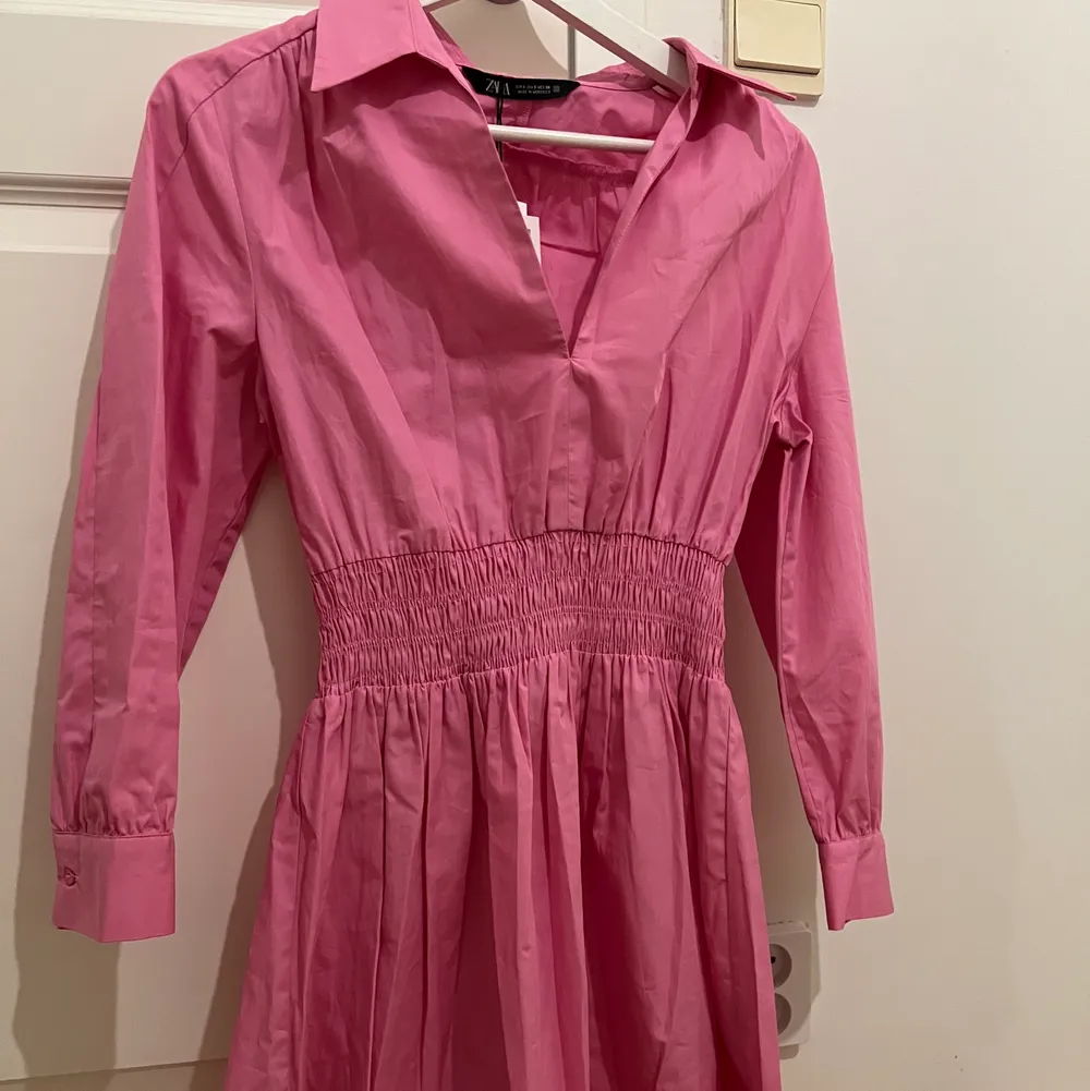 Rosa klänning från Zara, ny med lapp kvar i storlek S, skickar spårbart. Klänningar.