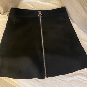 Kjol från Only - Hej. Säljer denna oanvända kjol från Only som är mockaimiterad med dragkedja längst fram, men går även att vända och ha den bak. Säljer pga kommer aldrig till användning. Stolek 34 men sitter som 36. Köparen står för frakten på 66kr🫶🏽