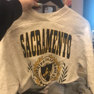 Köpt på H&M strl S - haft i tre månader, aldrig använt. Har andra tjocktröjor därför åker denna ut ur garderoben. Det är en kropad tröja