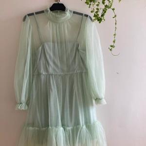 🦋Underbar Klänning🦋 - Har tyvärr växt ur min fantastiska puffklänning. Lyckades använda den i ca 3 h 🦋 Jag är 169 cm lång och den går mig över knäna ungefär. Storlek L Går att hämta i Lund eller så skickar jag gärna, du betalar frakt!  Nypris : 1200kr