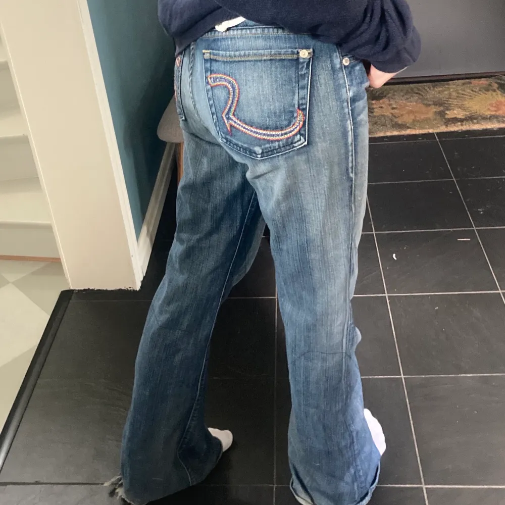 Säljer ett par lågmidjade jeans med tryck på baksidan. Jeansen är bootcut modell ish. Frakt tillkommer och paketpris gäller!. Jeans & Byxor.