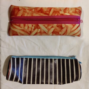 Pennskrin - Två olika pennskrin. 10kr styck. Ett med pommes-motiv och ett med oreo-motiv