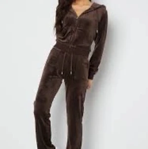 Söker Juicy Couture set - Hej! Jag söker ett Juicy set för helst 500 men gör inget ifall det är lite dyrare. Spelar inte så jätte stor roll vilken färg det är på det. Men skriv till mig i dm ifall ni har ett Juicy set jag kan köpa av er. Jag vill helst ha XXS eller XS i storleken😁