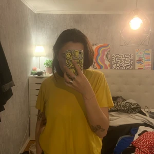 gul t-shirt - söt färgglad t-shirt, får en att se extra solbränd ut!😋