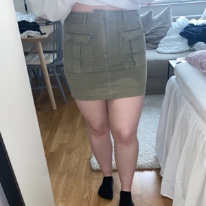 Kjol, storlek 38 - Kjol i kalkfärg från Gina tricot. Storlek 38