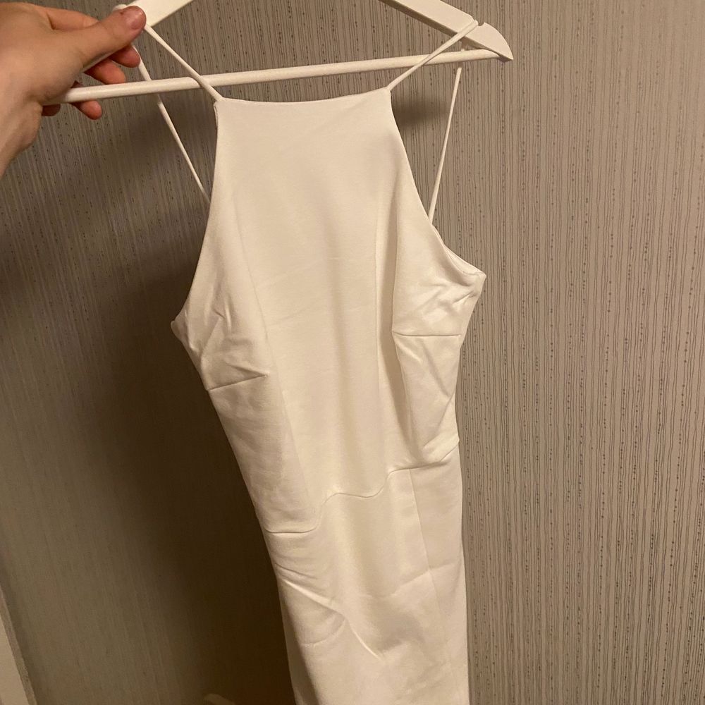 Helt oanvänd vit klänning, har för många vita så därför säljer jag. Inga fel 😁. Klänningar.