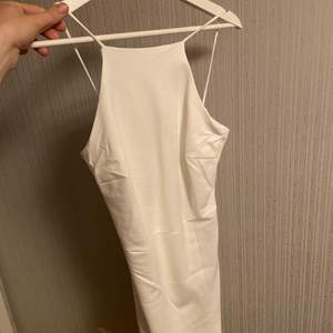 Helt oanvänd vit klänning, har för många vita så därför säljer jag. Inga fel 😁
